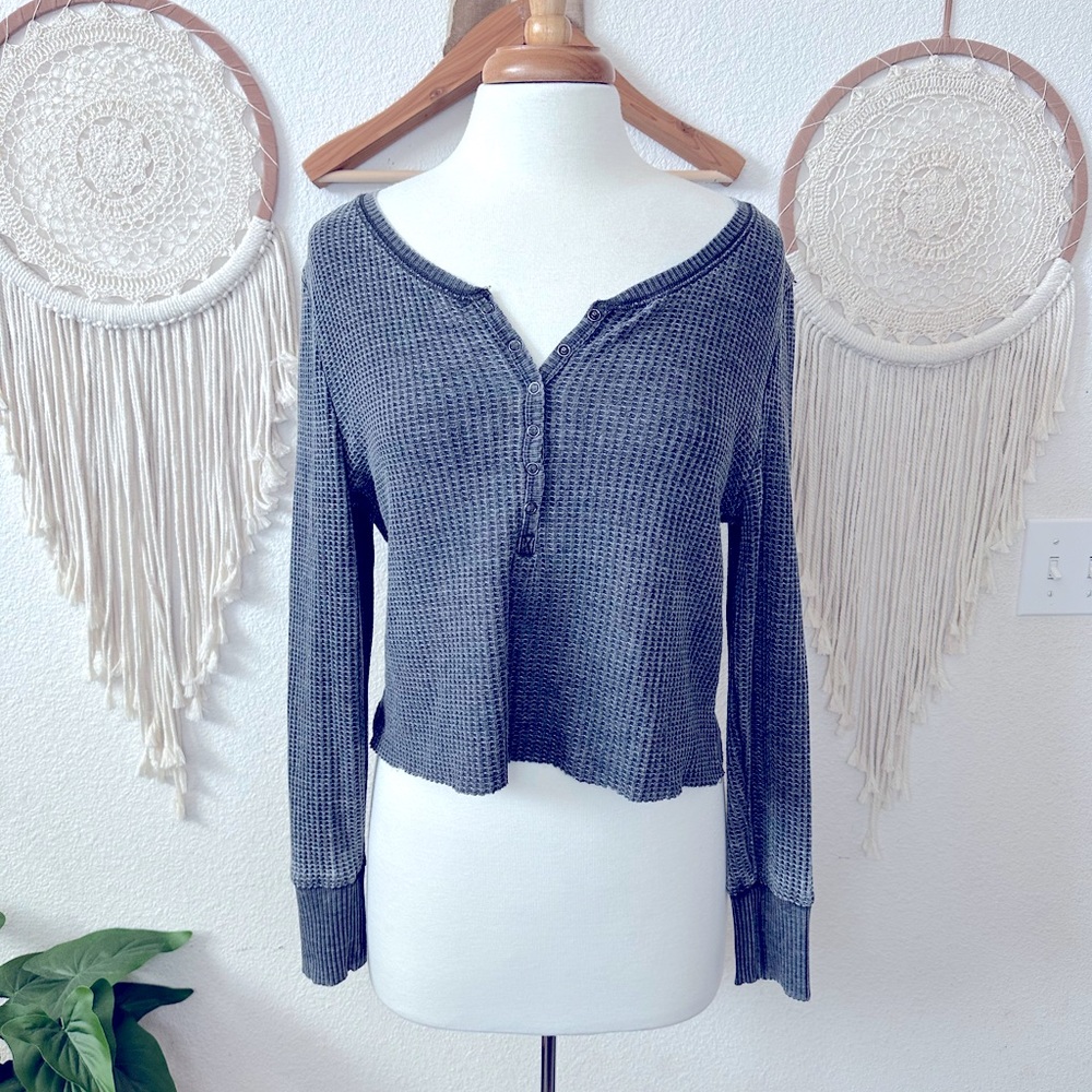 Seven7 gray waffle knit cropped Henley long sleeve shirt large